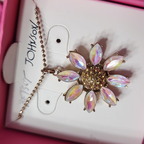 Betsey Johnson Jewelry - Betsey Johnson Daisy Pendant